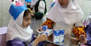 سازمان های استاندارد و غذا و دارو بر خط تولید شیر مدارس نظارت دارند / فقط شرکت‌های تائیدشده وزارت بهداشت مجاز به تامین شیر مدارس هستند 