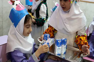 سازمان های استاندارد و غذا و دارو بر خط تولید شیر مدارس نظارت دارند / فقط شرکت‌های تائیدشده وزارت بهداشت مجاز به تامین شیر مدارس هستند 