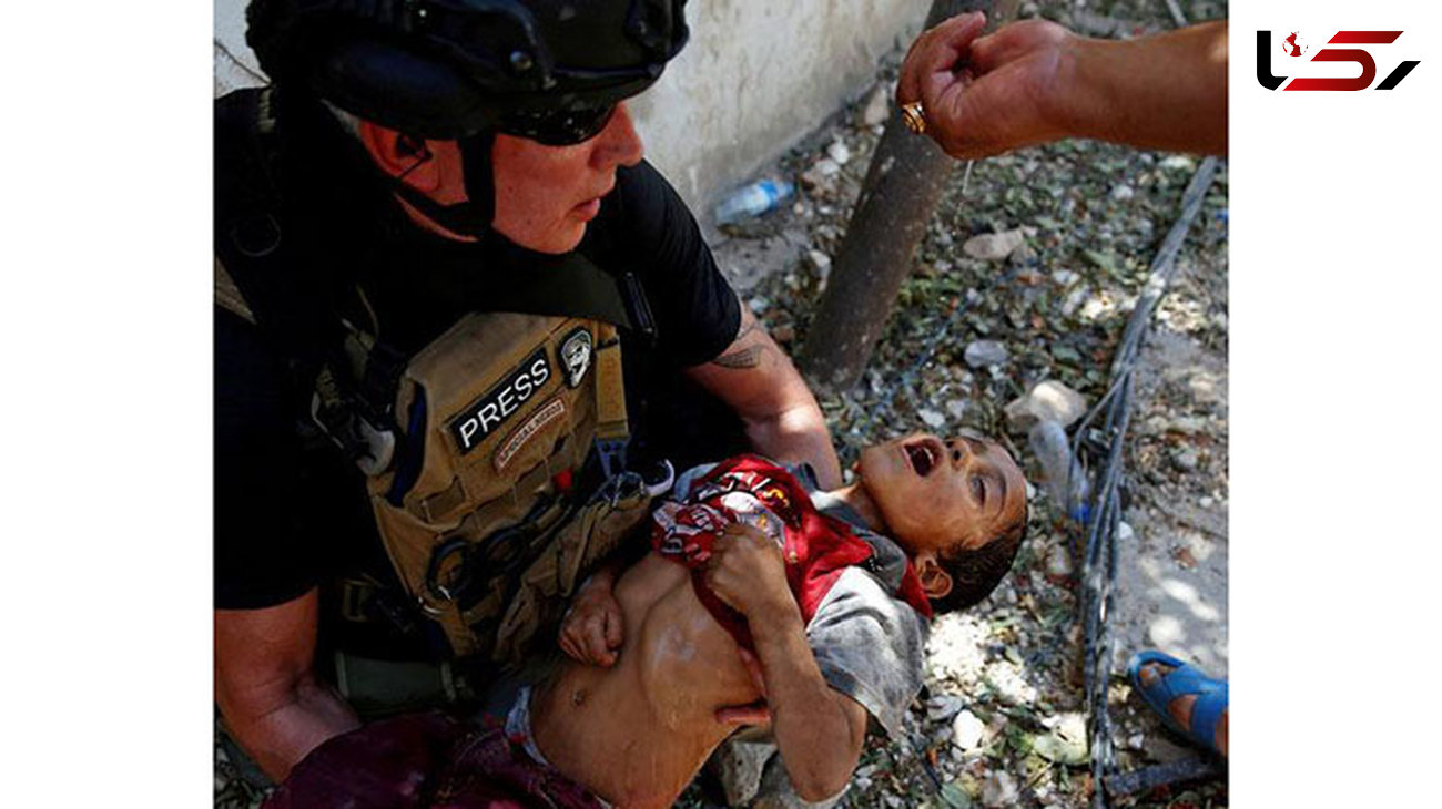 لحظه تکان دهنده از کودکی نجات یافته از دست داعش + عکس