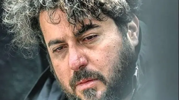 تصاویر/ نگاهی به مراسم ختم مادر محسن کیایی در چند ثانیه؛ از میز عزای ساده شامل کیک یزدی و شمع مشکی تا حضور و استایل بهرام رادان، محمد علیزاده، علی شادمان به همراه تاج گل اعیانی فرهاد اصلانی/ روحش شاد