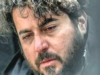 تصاویر/ نگاهی به مراسم ختم مادر محسن کیایی در چند ثانیه؛ از میز عزای ساده شامل کیک یزدی و شمع مشکی تا حضور و استایل بهرام رادان، محمد علیزاده، علی شادمان به همراه تاج گل اعیانی فرهاد اصلانی/ روحش شاد