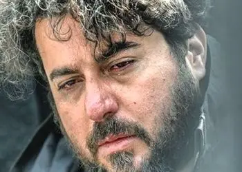 تصاویر/ نگاهی به مراسم ختم مادر محسن کیایی در چند ثانیه؛ از میز عزای ساده شامل کیک یزدی و شمع مشکی تا حضور و استایل بهرام رادان، محمد علیزاده، علی شادمان به همراه تاج گل اعیانی فرهاد اصلانی/ روحش شاد