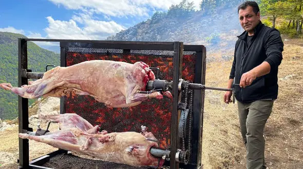 فیلم/ کباب متفاوت دو بره کامل به سبک آذربایجانی در طبیعت حیرت انگیز 