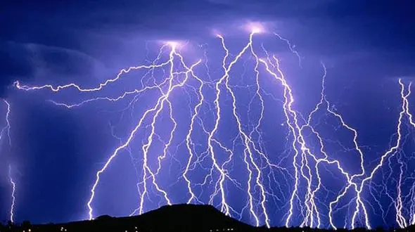 فیلمی هولناک از لحظه اصابت صاعقه به زمین / ببینید شوکه می شوید