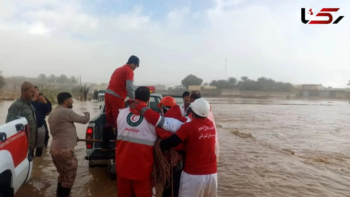 نجات مرد ۶۵ ساله مبتلا به بیماری قلبی در سیلاب