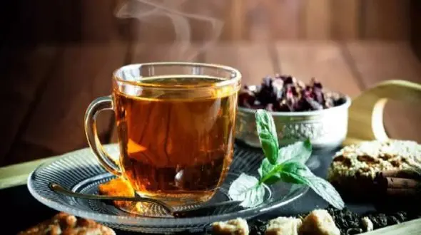 چای یا آب؟ کدام نوشیدنی برای بدن مفیدتر است؟