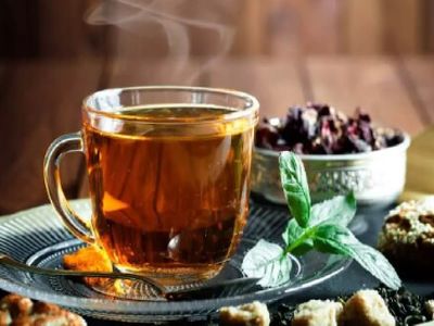 چای یا آب؟ کدام نوشیدنی برای بدن مفیدتر است؟
