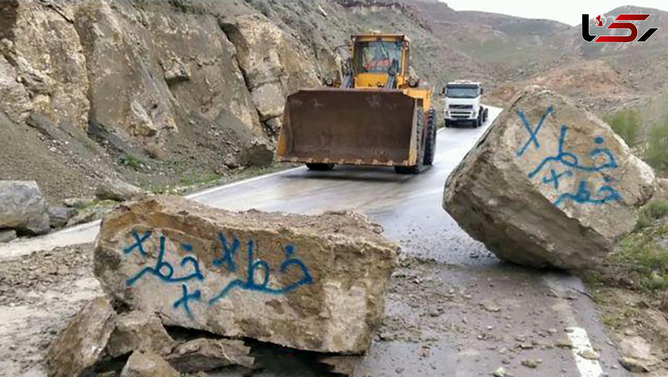 ریزش سنگ های غول پیکر کوه در جاده قوچان+عکس