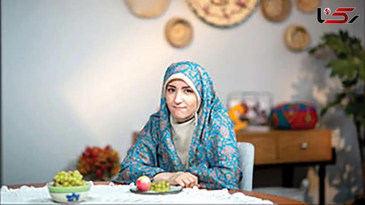 خانم مجری تلویزیون با چادر گلدار در آنتن زنده تلویزیون+ عکس