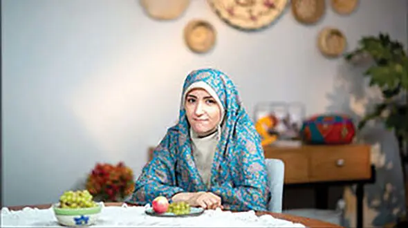 خانم مجری تلویزیون با چادر گلدار در آنتن زنده تلویزیون+ عکس