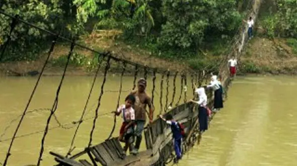 خطرناکترین مسیر عبور دانش‌آموزان برای رسیدن به مدرسه +عکس