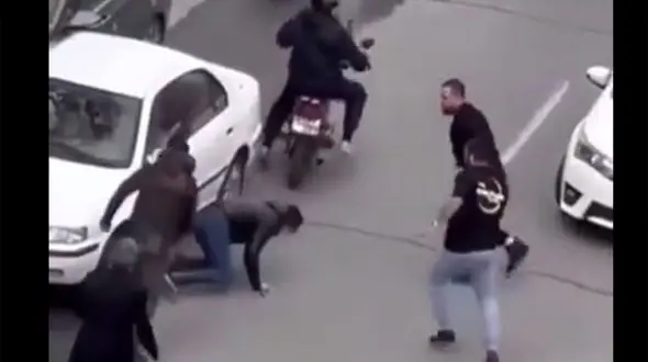 ببینید / فیلمی هولناک از درگیری مردم با سارقان موبایل قاپ در تهران