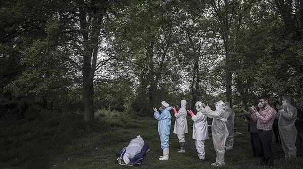 
نماز بر پیکر یک کرونایی در قائم‌شهر+عکس
