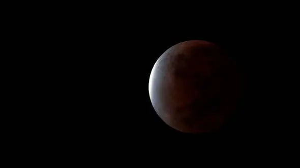 خواندن نماز آیات هنگام ماه‌گرفتگی امشب + فیلم 