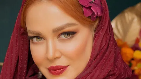 عکس متفاوت خانم بازیگر در نمایش نامه خوانی