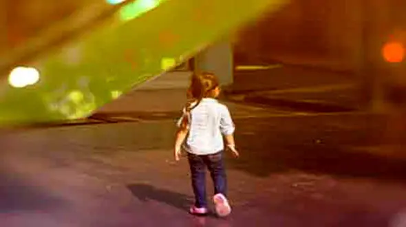 پیدا شدن کودک 7 ساله در دلگان / خانواده اش او را جاگذاشته بودند! + جزییات