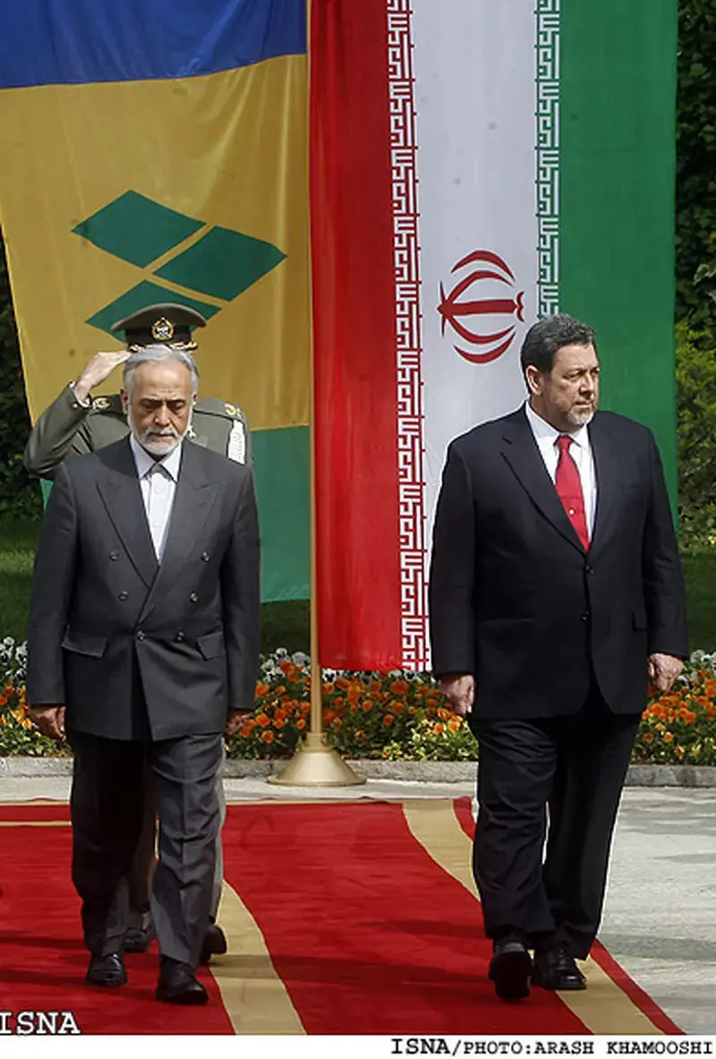 استقبال پرویز داوودی، معاون اول رئیس‌جمهور از رالف ادوارد گونسالوس، نخست‌وزیر سنت وینسنت و دگرنادنیس،  ۱۳۸۸