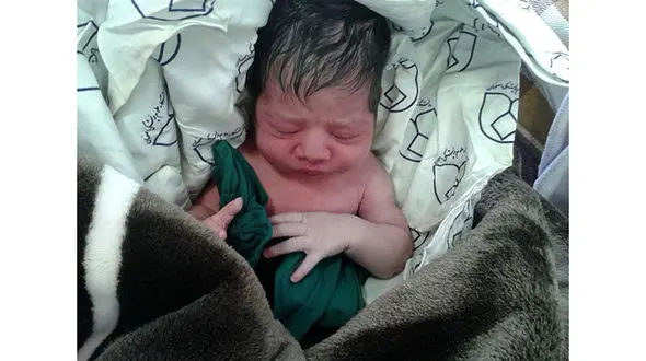 زایمان یک زن در خیابان های اصفهان + عکس