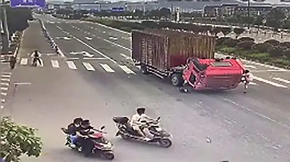 فیلم  اتفاق عجیبی که برای کامیون در حال حرکت رخ داد 