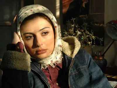 نگاهی به آرامگاه ابدی گلباران‌ شده مادر نیوشا ضیغمی / قاب تصویری از دلتنگی و یادبود
