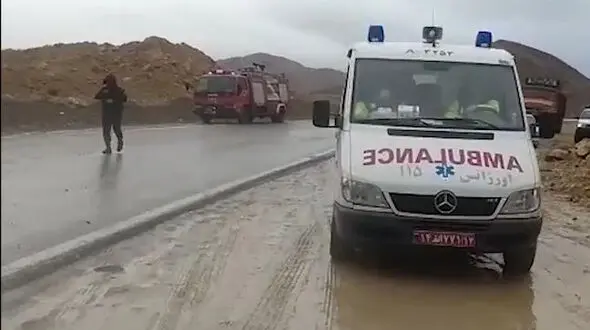 فیلم واژگون شدن اتوبوس در جاده اصفهان/ 35 مسافر داشت
