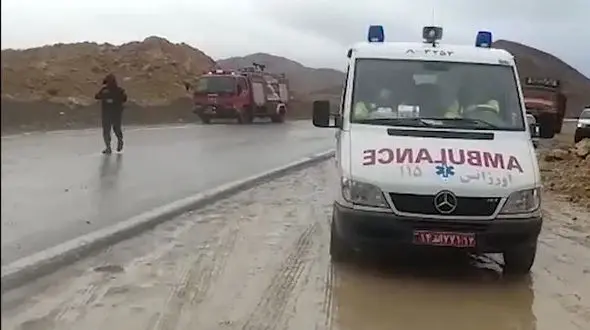 فیلم واژگون شدن اتوبوس در جاده اصفهان/ 35 مسافر داشت