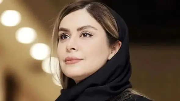 فیلم / خانم مجری سابق تلویزیون رو قطعا با این تیپ نمی‌شناسید / لباس مجلسیِ عروسکی و صورتی رنگ نجمه جودکی در فضای مجازی سروصدا به پا کرد!