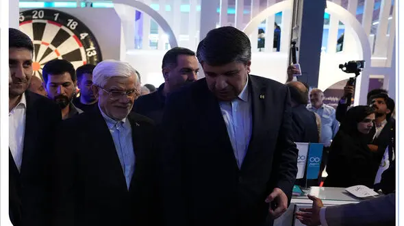 میزبانی بانک صادرات ایران از معاون اول رئیس‌جمهور در نمایشگاه الکامپ/ قدردانی محمدرضا عارف از عرضه خدمات هوشمند به مشتریان