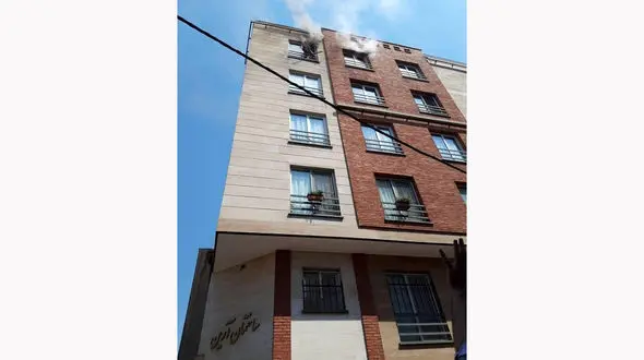 فیلم آتش سوزی وحشتناک در ستارخان تهران / یک مرد بین دود و آتش حبس شده بود