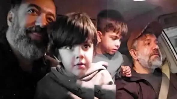 فیلم آواز جگرسوز /  حاج محمود کریمی با نوه و بچه ها تو ماشین از ستوده میخونن ...