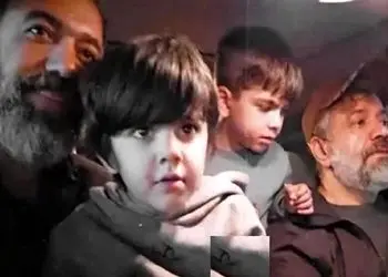 فیلم آواز جگرسوز /  حاج محمود کریمی با نوه و بچه ها تو ماشین از ستوده میخونن ...