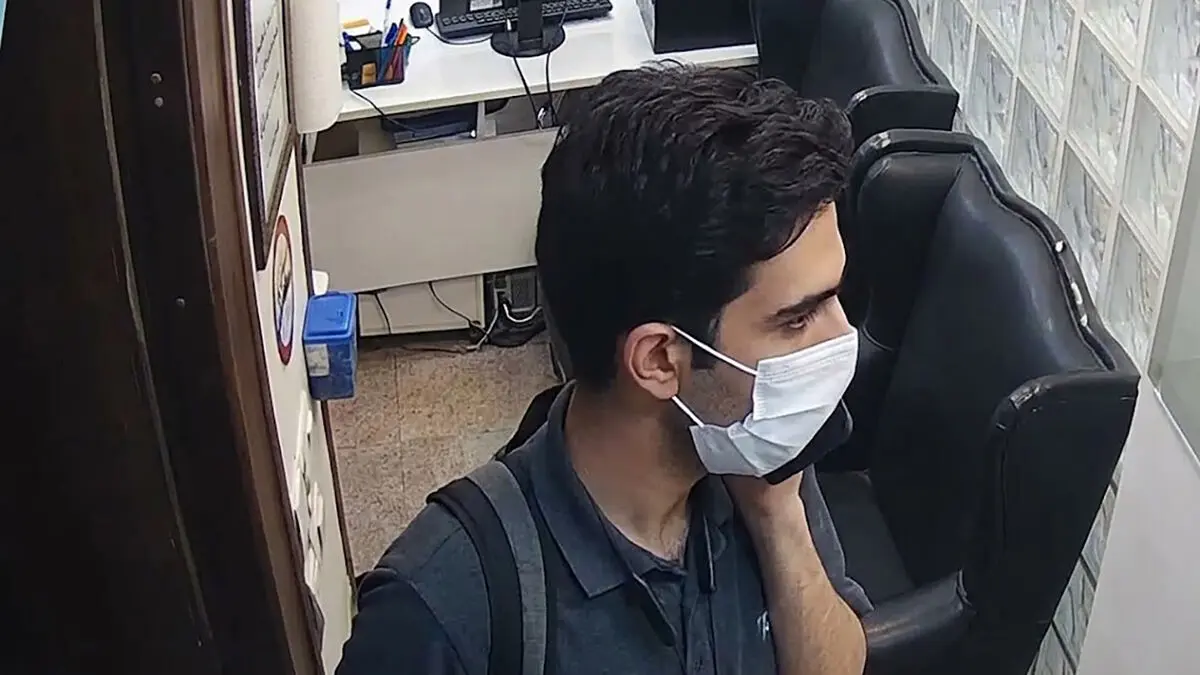 این دزد موبایل از کلینیک تهرانپارس را می شناسید / با خونسردی موبایل های آقای دکتر را برداشت و رفت