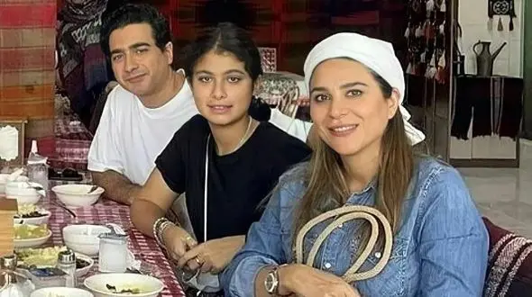 فیلم آواز همایونی / همایون شجریان سر میز غذا مسلط و قبراق زنده میخونه  / آهنگ مانند شمع سوختم