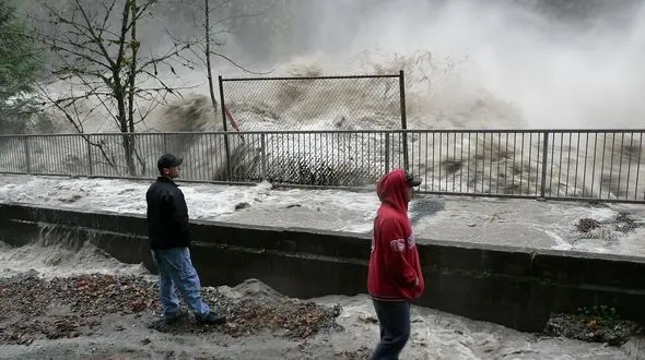 مدیریت آب نداریم، بارندگی‌ها سیل می شود/ 50 هزار میلیارد تومان سال گذشته هزینه سیل دادیم /سدها باید زیر زمین بروند