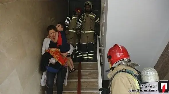 نجات ۳۲ نفر از بین راه‌پله‌های دود گرفته در غرب تهران + تصاویر 