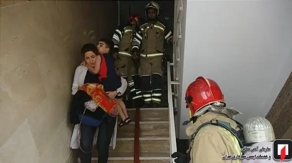  نجات ۳۲ نفر از بین راه‌پله‌های دود گرفته در غرب تهران + تصاویر 