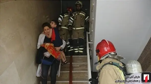  نجات ۳۲ نفر از بین راه‌پله‌های دود گرفته در غرب تهران + تصاویر 