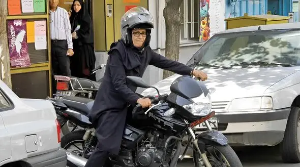 مصوبه گواهینامه موتورسیکلت زنان در ایستگاه اجرا؛ اختلاف حقوقی یا خلأ ابلاغ؟