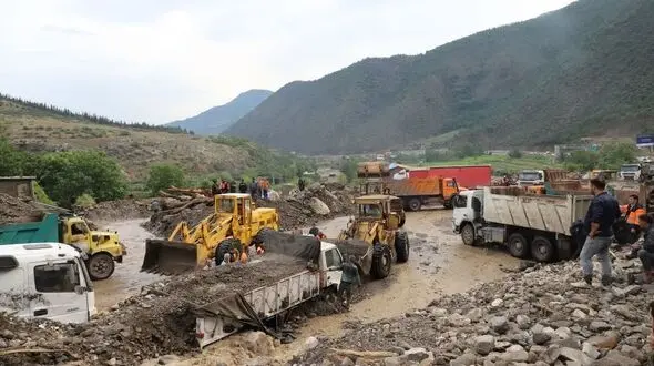   ۱۶ خودرو در محور سوادکوه گرفتار سیل شدند