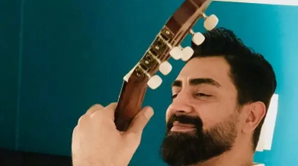 (ویدئو) گیتار نوازی و بیت باکسینگ محمدرضا علیمردانی که یواشکی ازش فیلم گرفتن/ چه زیبا و آرامش بخش داره گیتار میزنه