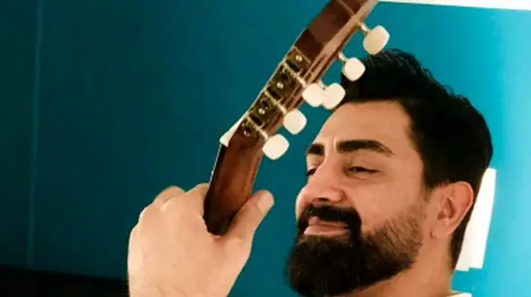 (ویدئو) گیتار نوازی و بیت باکسینگ محمدرضا علیمردانی که یواشکی ازش فیلم گرفتن/ چه زیبا و آرامش بخش داره گیتار میزنه