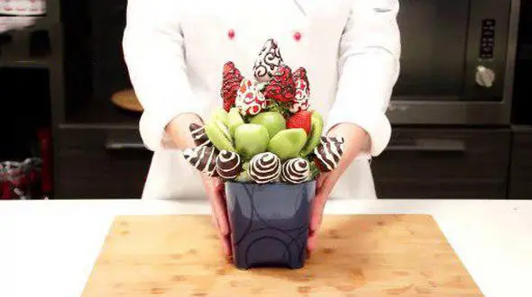 تزیین میوه به شکل سبد شکلاتی+فیلم