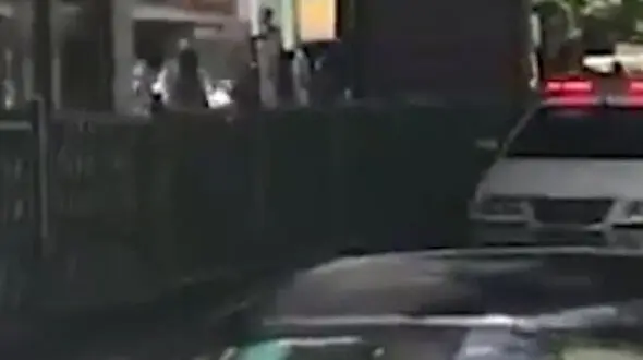 فیلم  درگیری موبایل فروش ها در جلوی پاساژ علاالدین ! / اعتراض به تعطیلی کرونایی