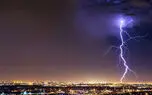 فیلم ترسناک از لحظه برخورد صاعقه با دکل برق فشار قوی!