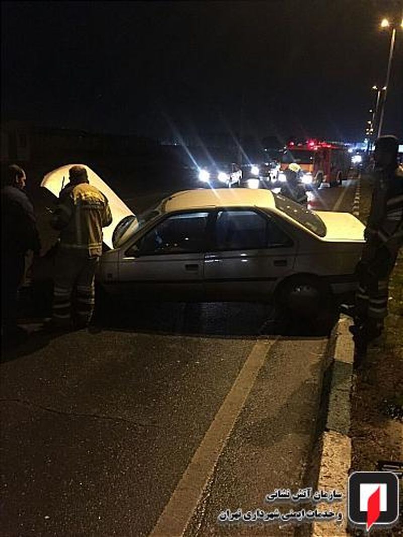 برخورد شدید خودرو با جدول کنار جاده 