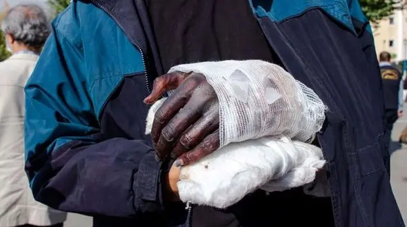 عاقبت حکم قصاص قطع دست مرد قداره کش در تهران / 2 دوست همدیگر را محکوم می کنند + فیلم و عکس