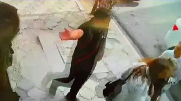 حمله ۲ زن به معترض بد پوششی شان در مشهد / پلیس وارد عمل شد