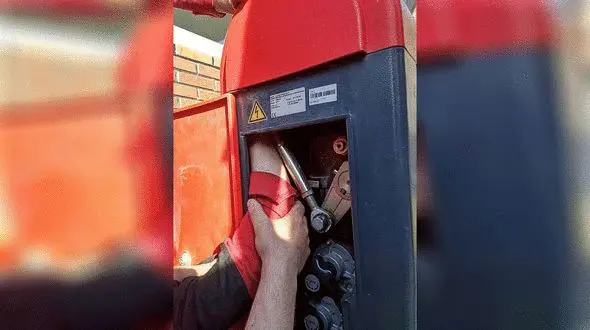 گیر کردن دست تعمیرکار جوان در دستگاه راهبند 