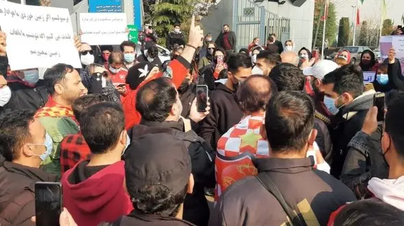 تجمع هواداران پرسپولیس مقابل وزارت ورزش/ لایو از مدیر عامل سرخ ها! + فیلم  و عکس