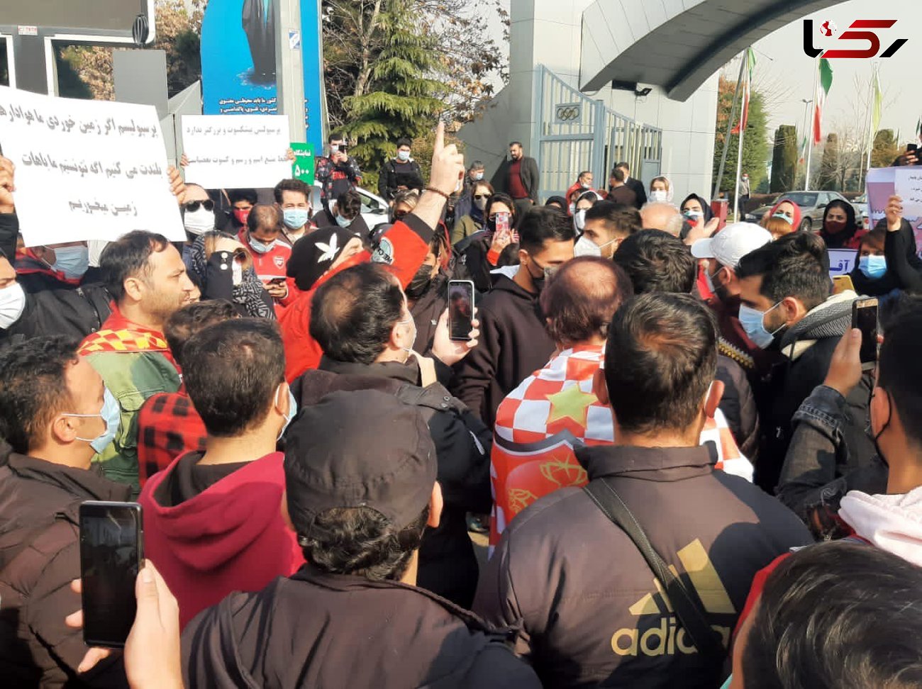 تجمع هواداران پرسپولیس مقابل وزارت ورزش/ لایو از مدیر عامل سرخ ها! + فیلم  و عکس